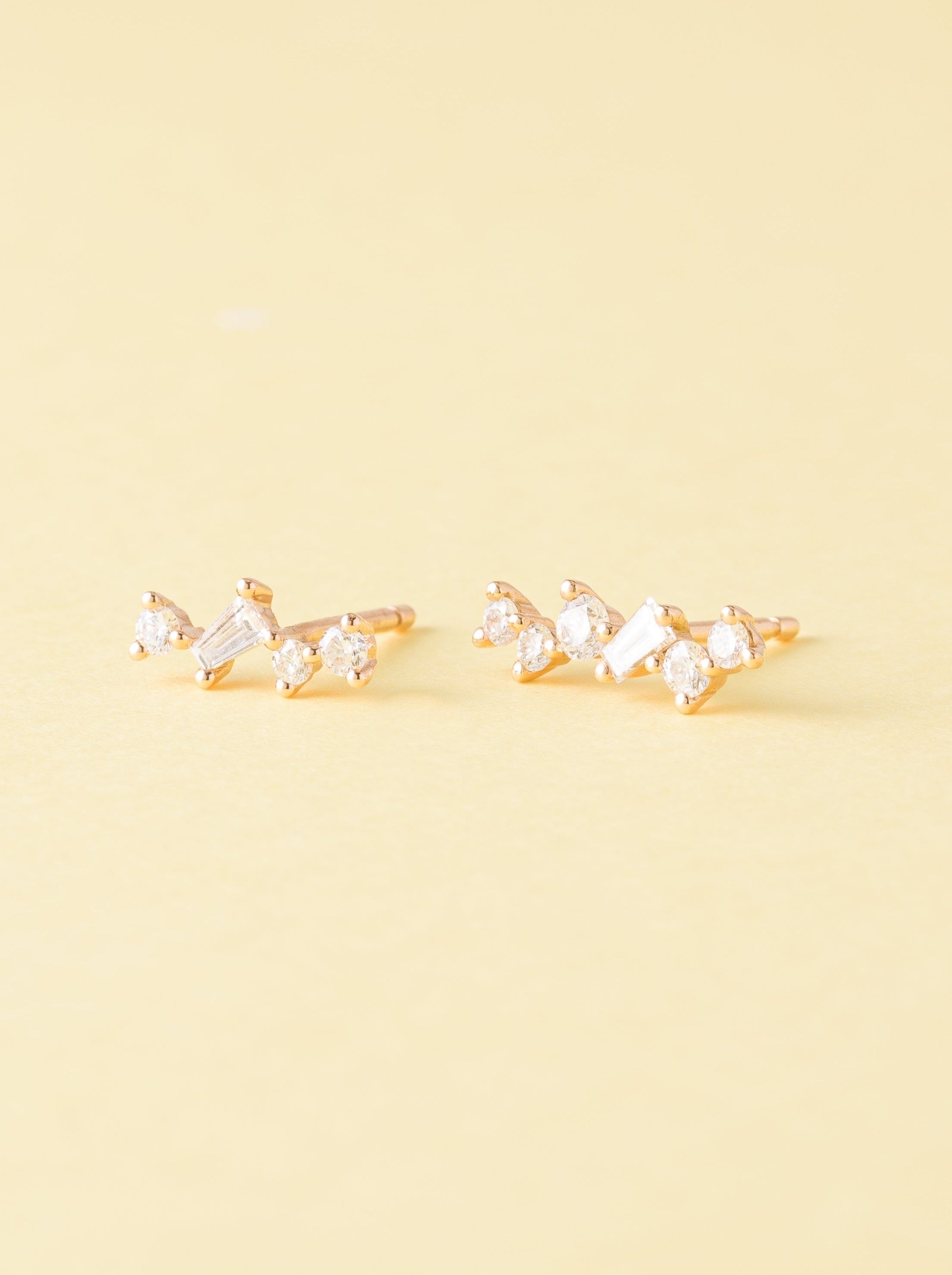 Boucle d'oreille éthique Baby Céleste en or 18 carats et diamants recyclés