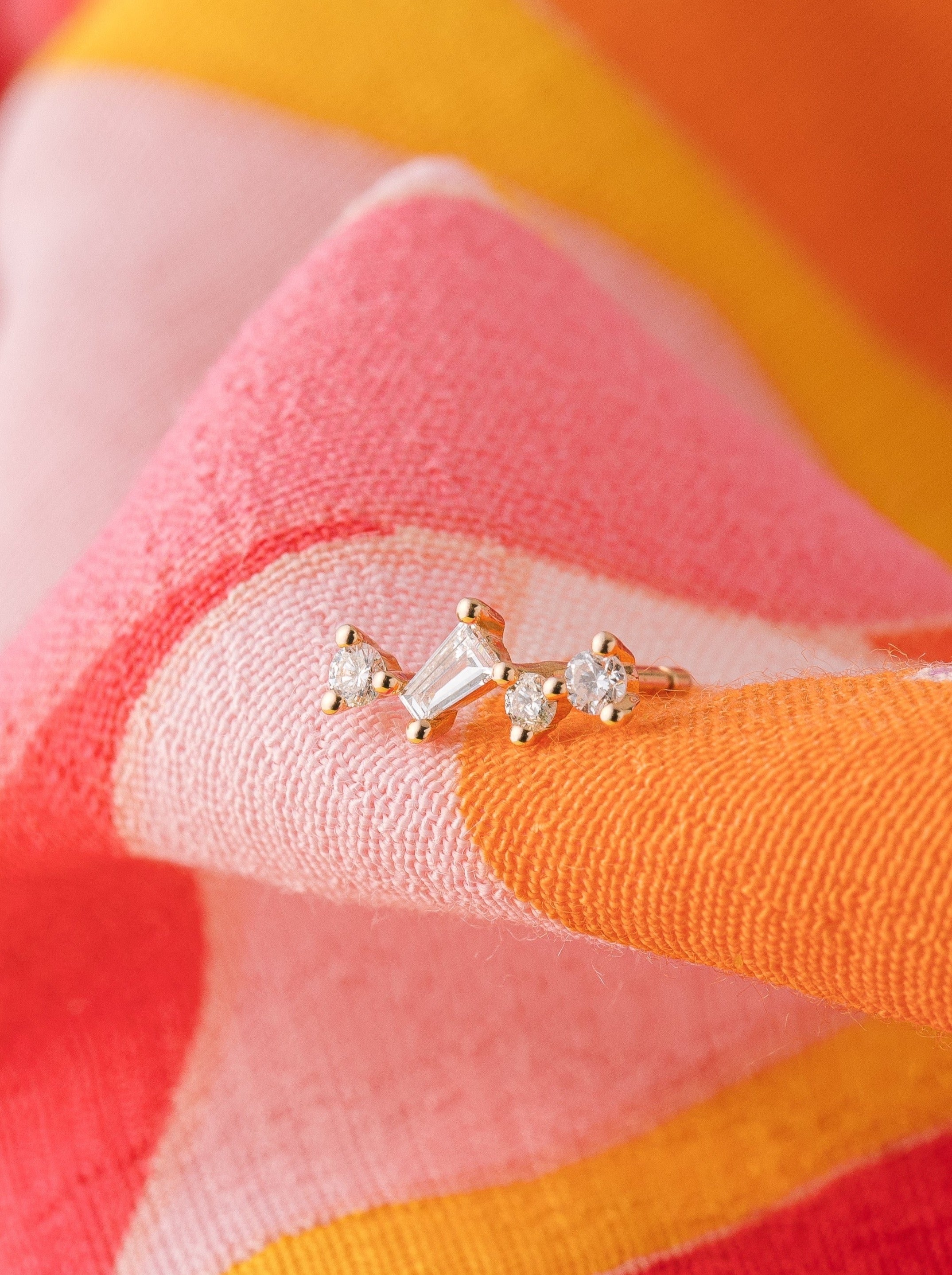 boucle d'oreille en or 18 carats et diamants recyclés