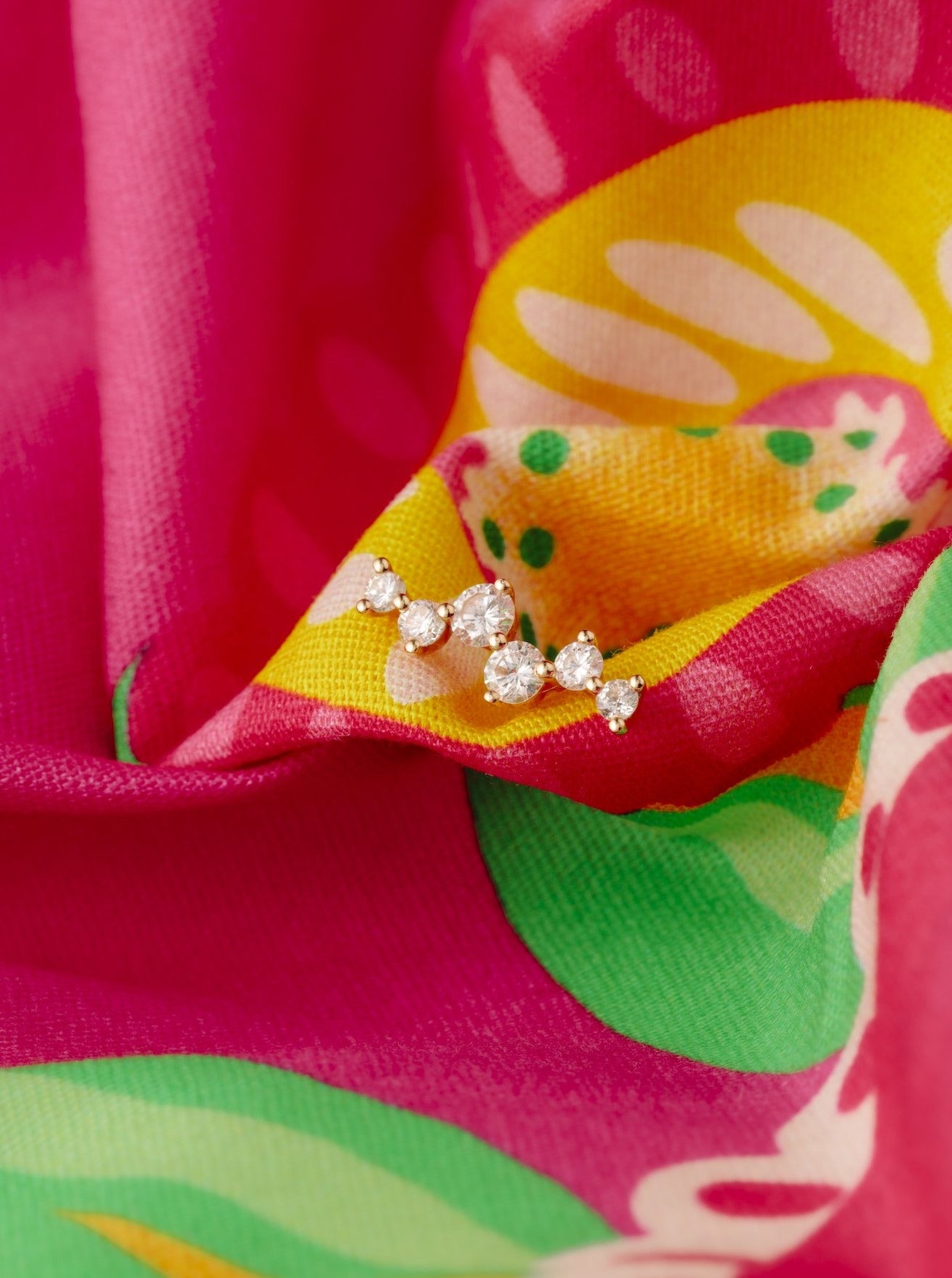 boucle d'oreille en or 18 carats et diamants recyclés