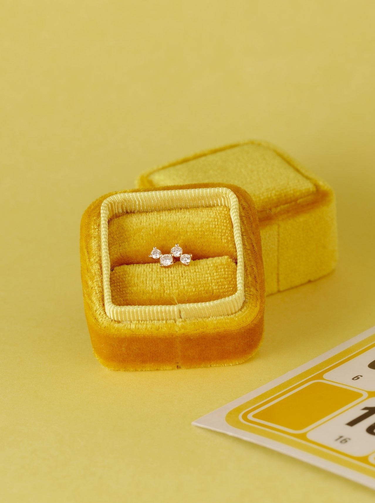 boucle d'oreille en or 18 carats et diamants recyclés